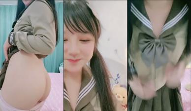 双马尾萝莉JK制服大秀肥臀！罕见掰穴露逼自慰，紧致嫩穴假屌磨蹭高潮喷水！